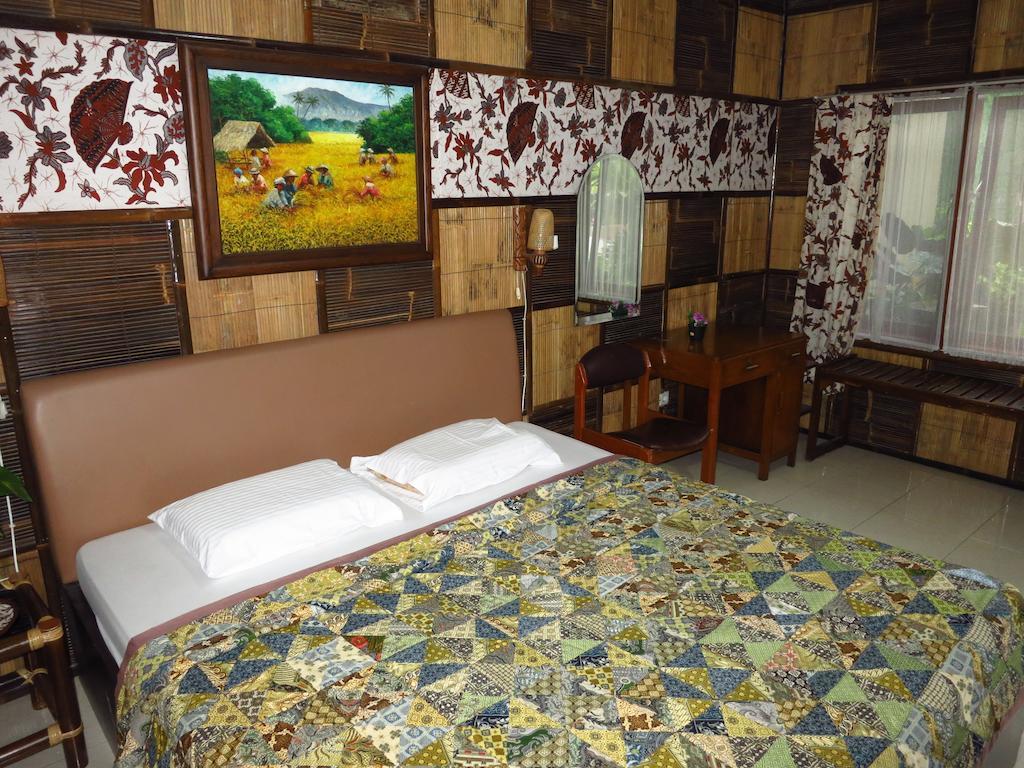 Enny'S Guest House Malang Room photo