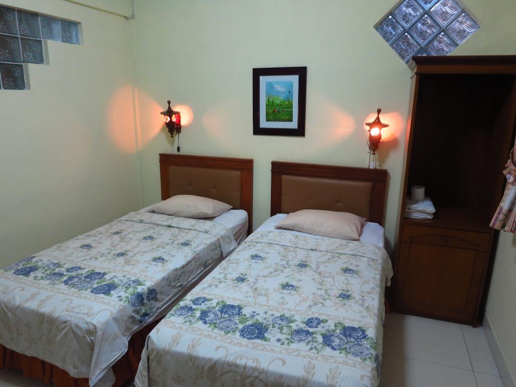 Enny'S Guest House Malang Room photo