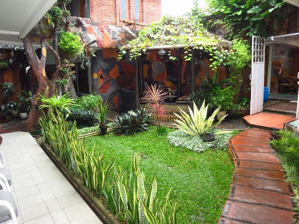 Enny'S Guest House Malang Exterior photo