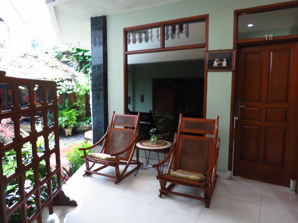 Enny'S Guest House Malang Exterior photo
